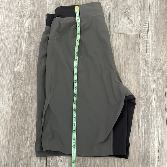 Mens lululemon grey athletic shorts - Picture 3 of 4